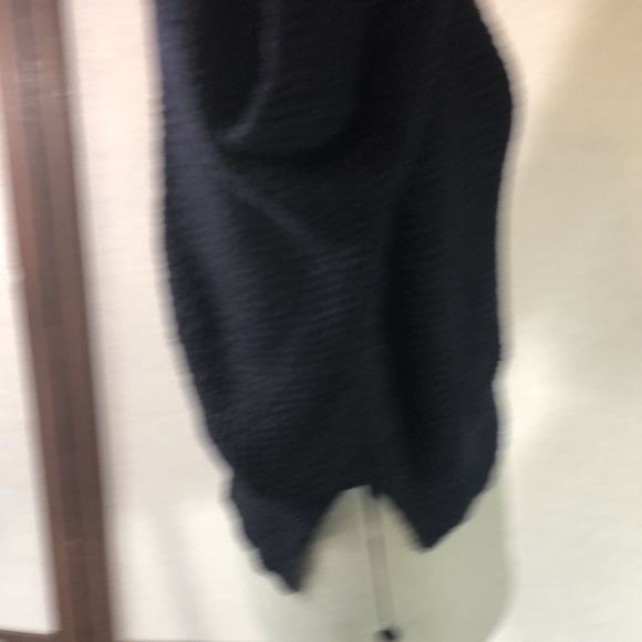 Forever 21 navy nubby sweater size medium, crew neck, longer in back - Picture 3 of 8